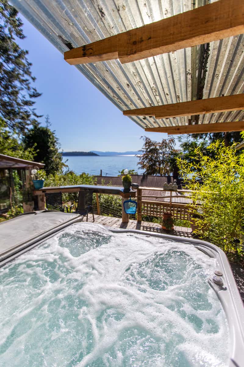 Hot tub with view of ocean